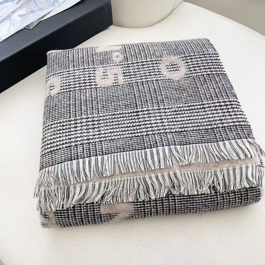 香奈儿新款🗣姑娘们出来炸街啦黑色系色调真的无敌经典了。不是俗气的漂白。就本色调，带点米的高级配色。～百分