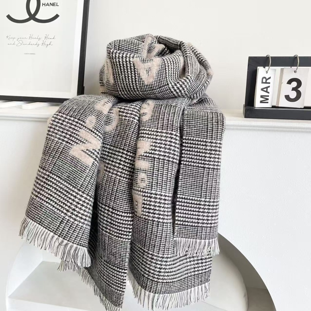 香奈儿新款🗣姑娘们出来炸街啦黑色系色调真的无敌经典了。不是俗气的漂白。就本色调，带点米的高级配色。～百分