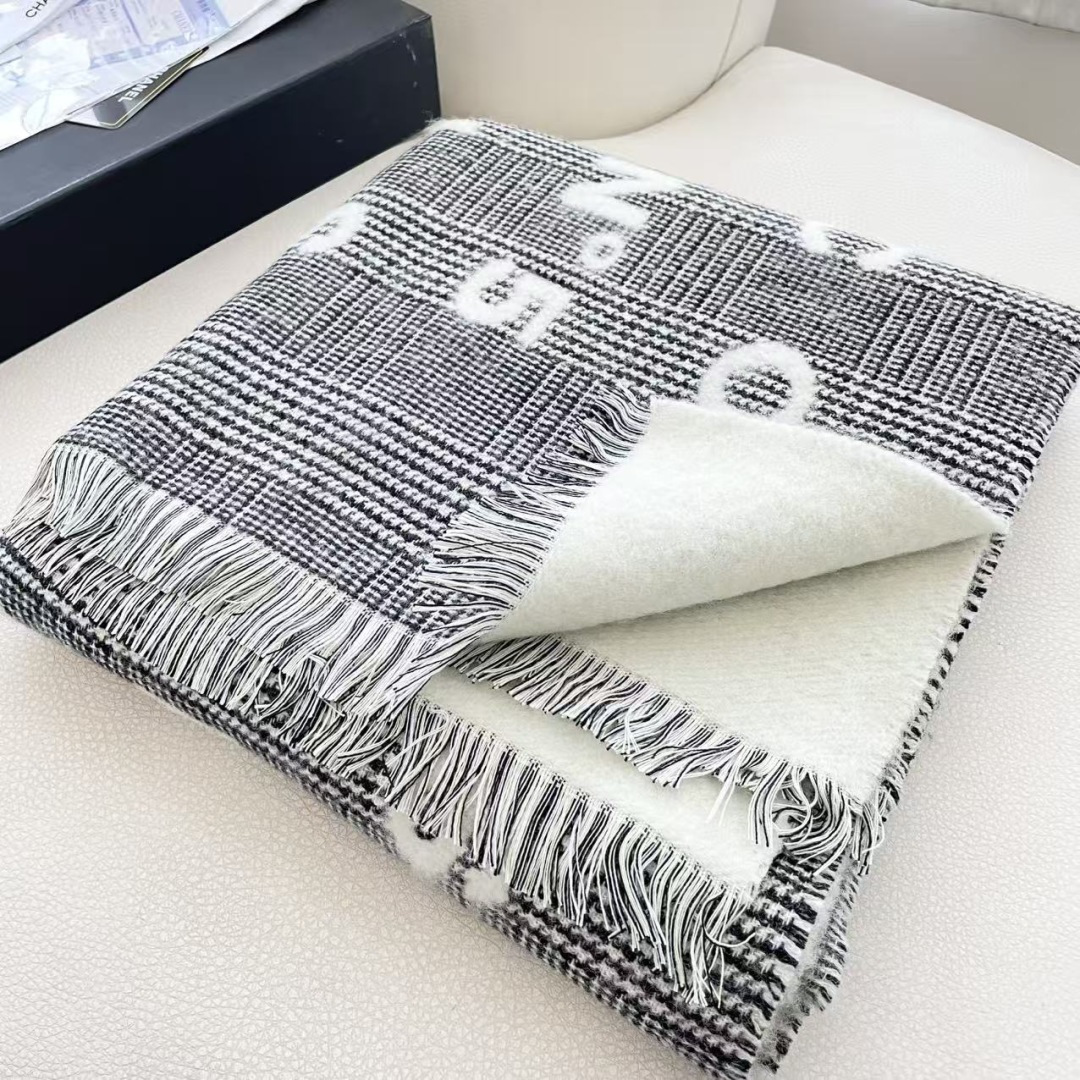 香奈儿新款🗣姑娘们出来炸街啦黑色系色调真的无敌经典了。不是俗气的漂白。就本色调，带点米的高级配色。～百分