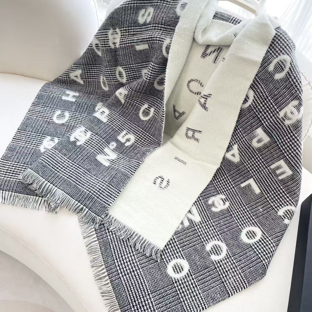 香奈儿新款🗣姑娘们出来炸街啦黑色系色调真的无敌经典了。不是俗气的漂白。就本色调，带点米的高级配色。～百分