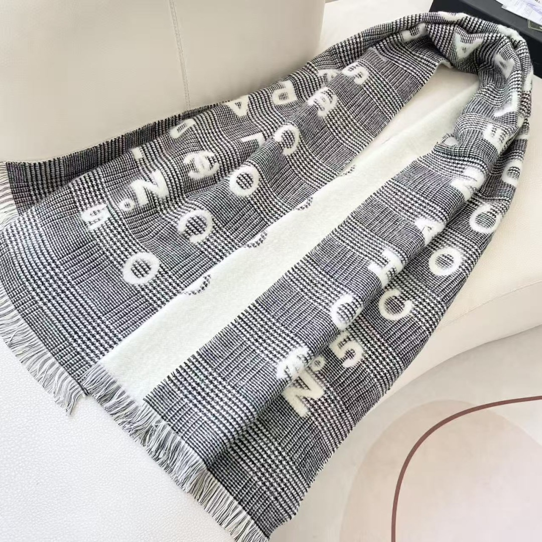 香奈儿新款🗣姑娘们出来炸街啦黑色系色调真的无敌经典了。不是俗气的漂白。就本色调，带点米的高级配色。～百分