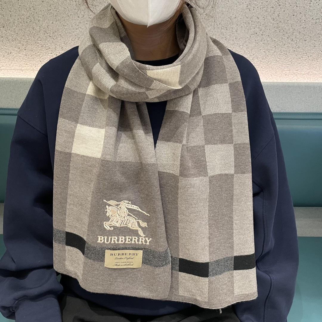 NO:553999,Hot new item, Couple model B family [Classic War Horse] Exclusive product Luxury is all in the size, high-end quality and super high cashmere quality will be favored by this brand. This quality is a rare knitted scarf on the market. It is really a super high-end product. Only such a big brand can have it. Every color is loved and every color is retained. Selling one less good product. Imported knitted cashmere size 180*32 high version scarf, high version scarf19860909爆款上新 情侣款B家【经典战马】独家牛货 奢华尽在尺寸之间,高端品质具有超高羊绒品质才会被此品牌青睐这种精品是市场上及其少见的围巾针织,真是超级高端货只有这种大品牌才会拥有每色都是大爱每色都留.卖一条少一条的好货 进口针织羊绒 尺寸180*32高版本围巾,高版本围巾,scarf