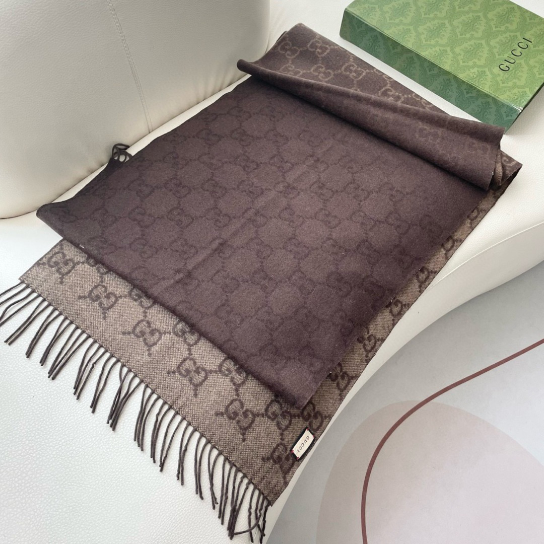 GUCCI（古奇）完美渐变！代购级别！最新双面两用古驰围巾，永远加分的G秋冬单品！各种穿衣风格都可以和她