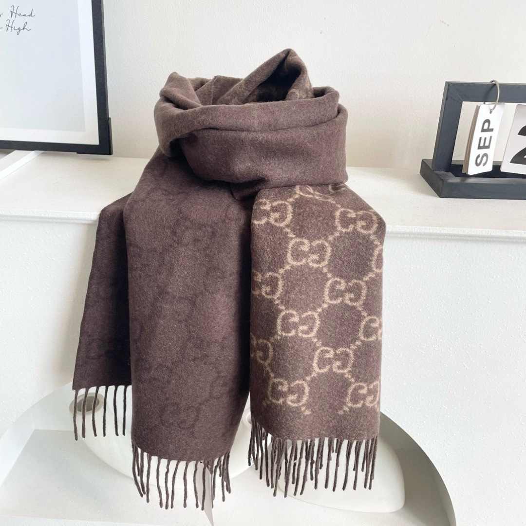 GUCCI（古奇）完美渐变！代购级别！最新双面两用古驰围巾，永远加分的G秋冬单品！各种穿衣风格都可以和她