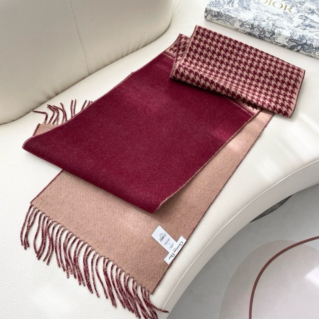 迪奥（Dior）明星同款dd围巾。经典款永远不会过时，而且超百搭。超级好看！！果断自留！精致散须 率真不