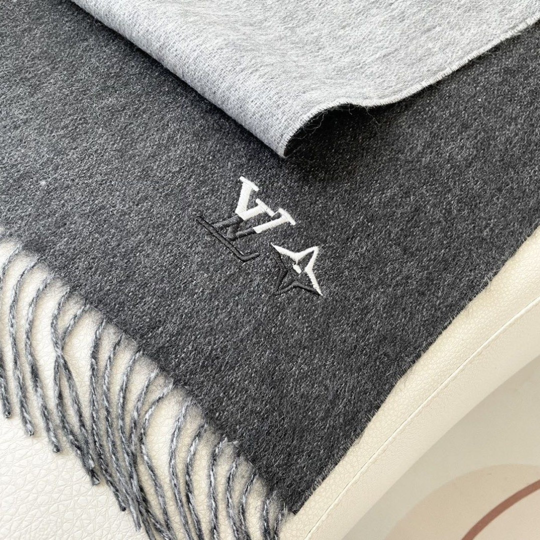 100%山羊绒 2024Lv家 顶级山羊绒，新款男女通用情侣款👫重磅推荐💥 经典的条纹格子，搭配任何衣服