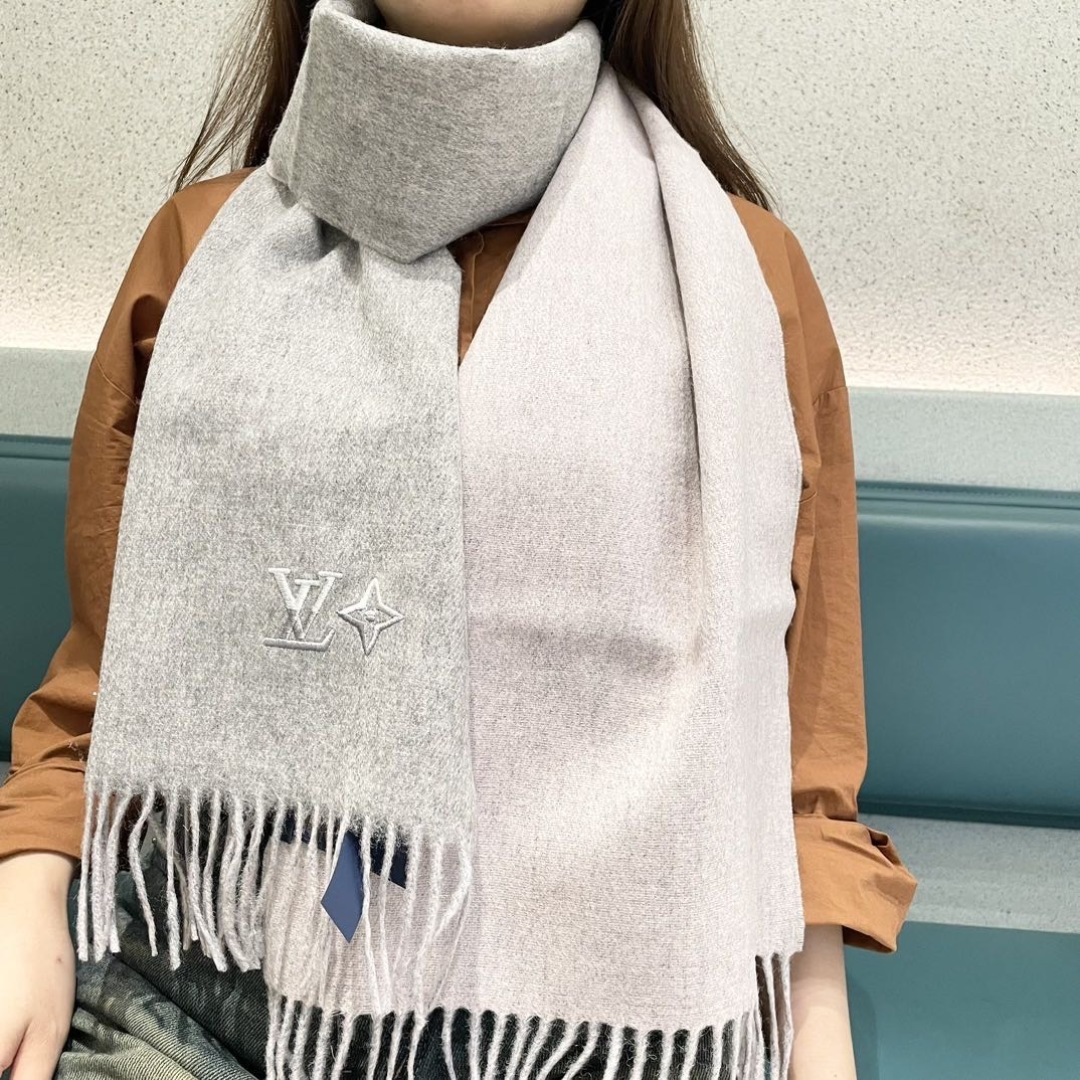 100%山羊绒 2024Lv家 顶级山羊绒，新款男女通用情侣款👫重磅推荐💥 经典的条纹格子，搭配任何衣服