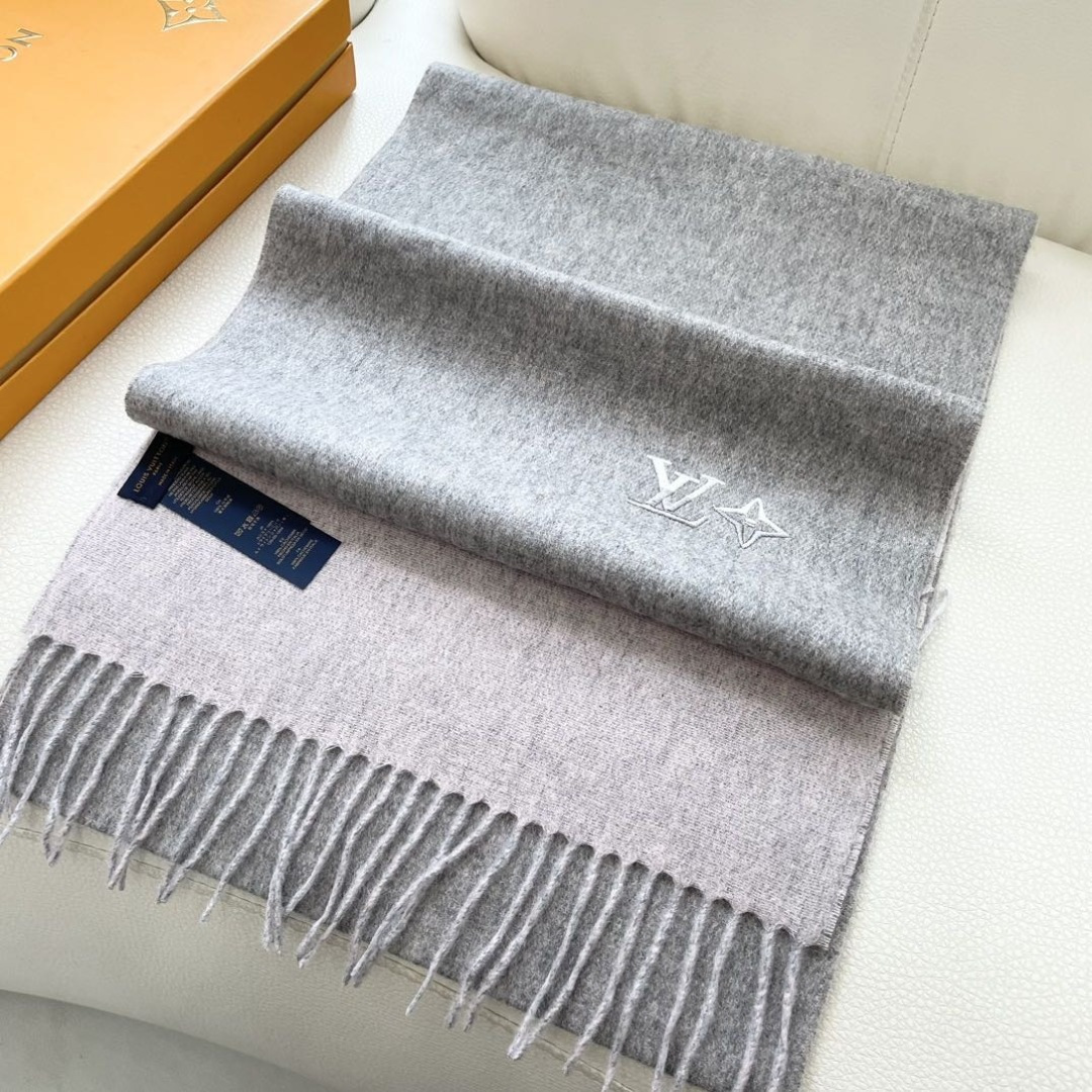 100%山羊绒 2024Lv家 顶级山羊绒，新款男女通用情侣款👫重磅推荐💥 经典的条纹格子，搭配任何衣服