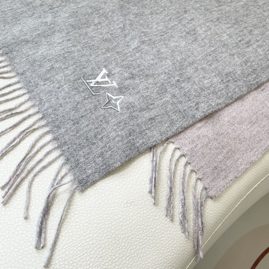 100%山羊绒 2024Lv家 顶级山羊绒，新款男女通用情侣款👫重磅推荐💥 经典的条纹格子，搭配任何衣服