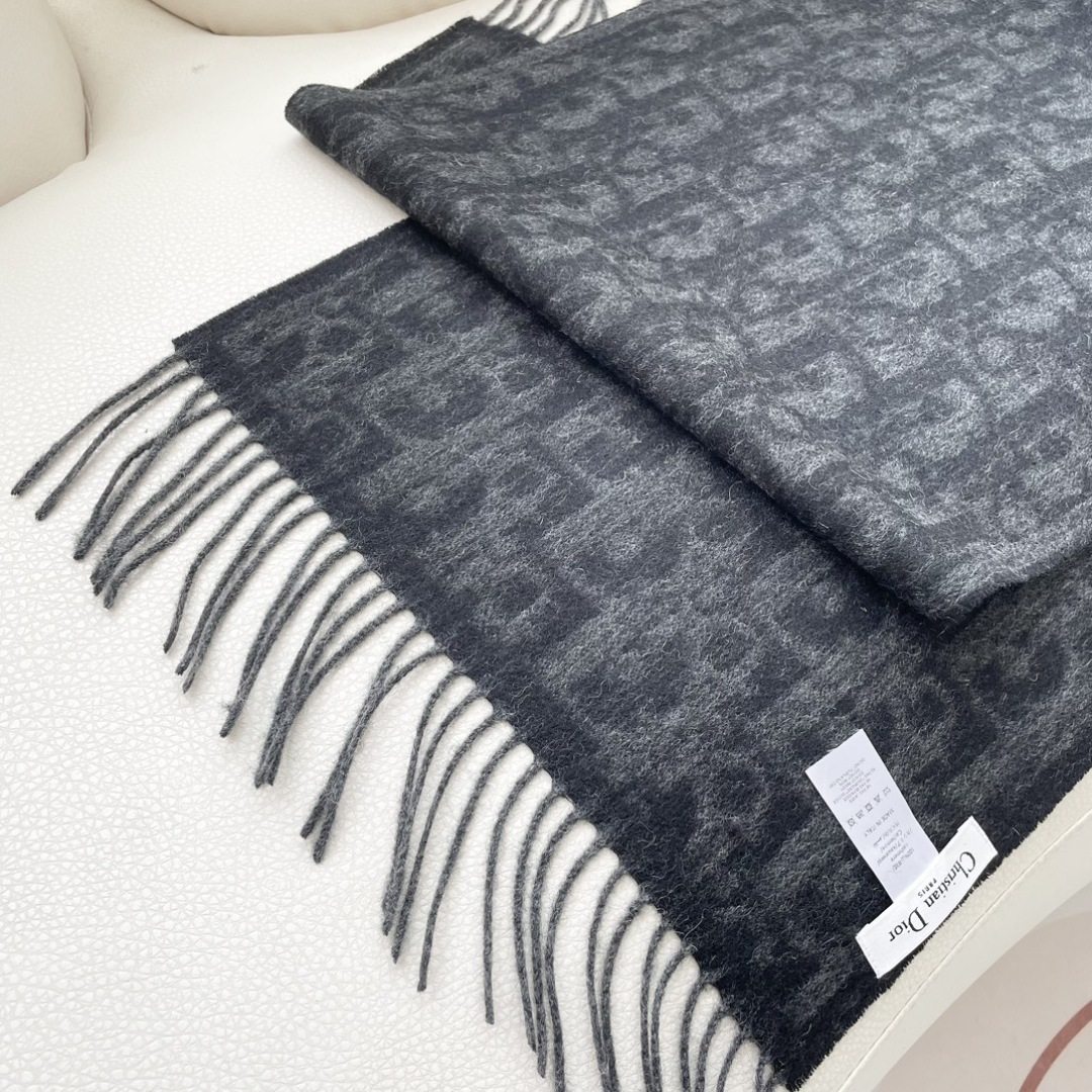 迪奥（Dior）明星同款dd围巾。经典款永远不会过时，而且超百搭。超级好看！！果断自留！精致散须 率真不