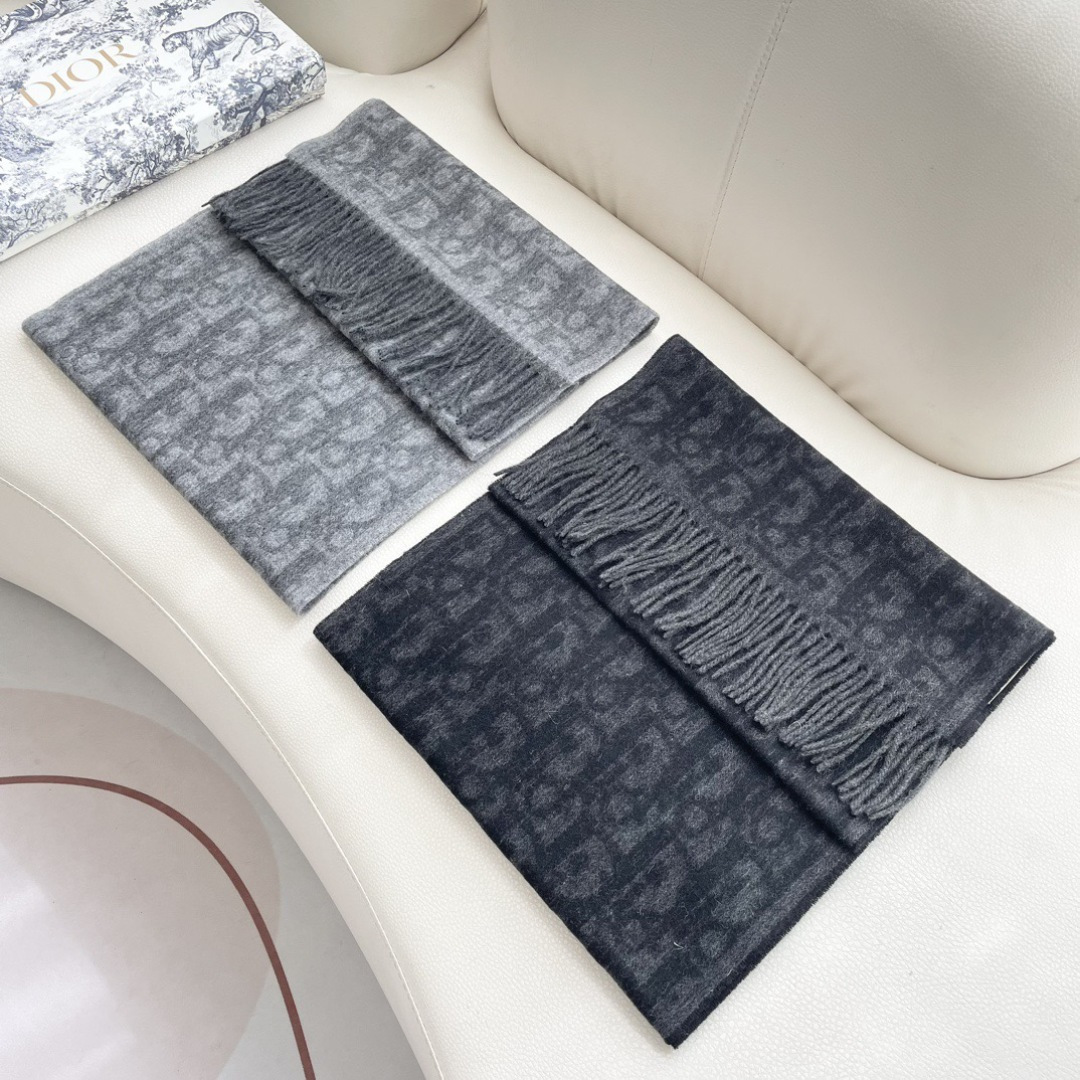 迪奥（Dior）明星同款dd围巾。经典款永远不会过时，而且超百搭。超级好看！！果断自留！精致散须 率真不