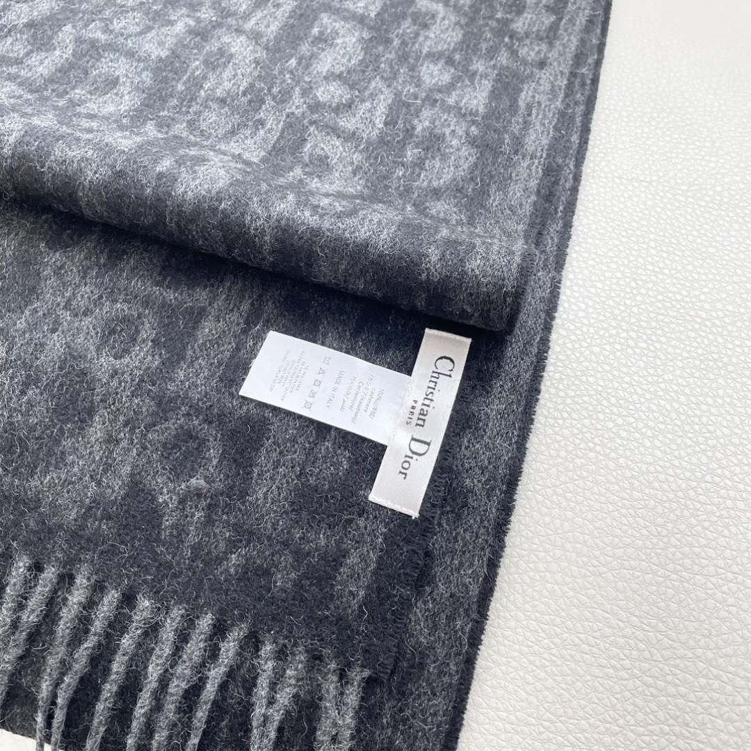 迪奥（Dior）明星同款dd围巾。经典款永远不会过时，而且超百搭。超级好看！！果断自留！精致散须 率真不