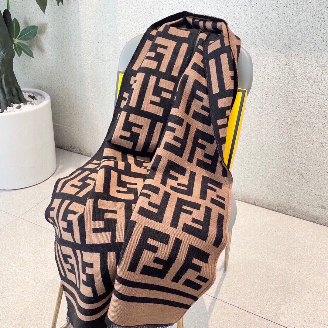 中版本 认准品质 免代购❗极品‼Fendi今年最火的围巾🔥全世界都在抢的老花FF字母款🔥主打的限量大极品