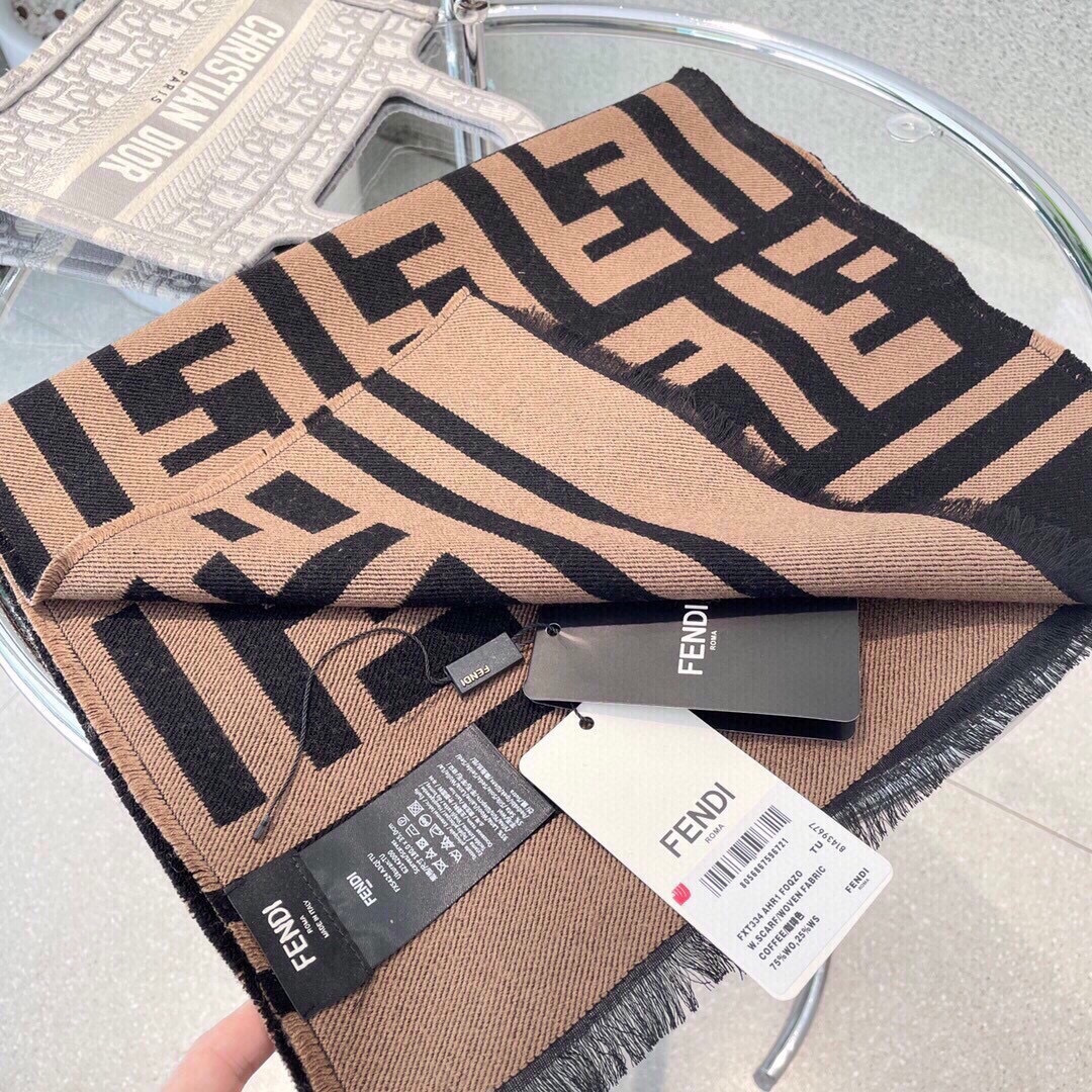 中版本 认准品质 免代购❗极品‼Fendi今年最火的围巾🔥全世界都在抢的老花FF字母款🔥主打的限量大极品