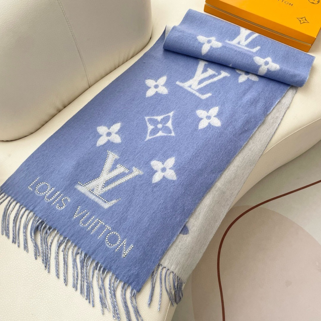 官网同步新款 原单【雷克雅维克铆钉版】此款 Studdy Reykjavik 围巾融入了摇滚元素，为寒冷