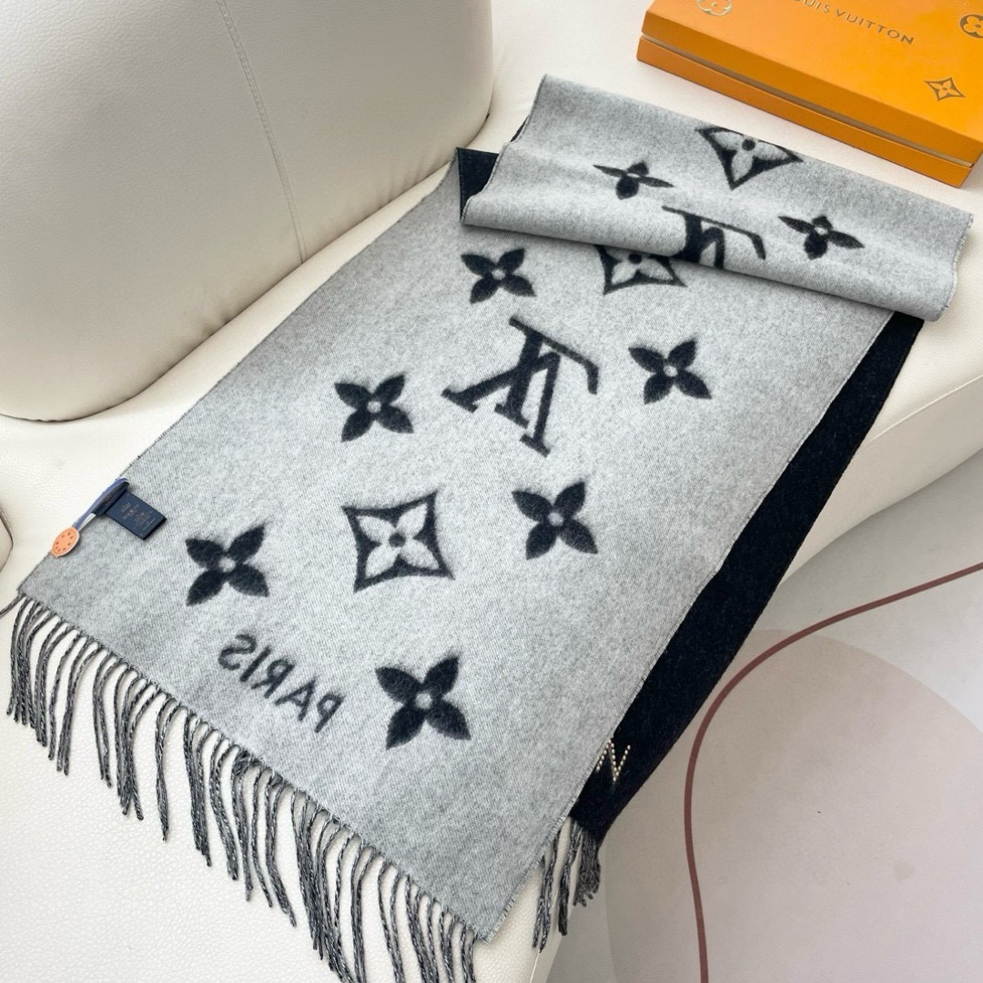 官网同步新款 原单【雷克雅维克铆钉版】此款 Studdy Reykjavik 围巾融入了摇滚元素，为寒冷