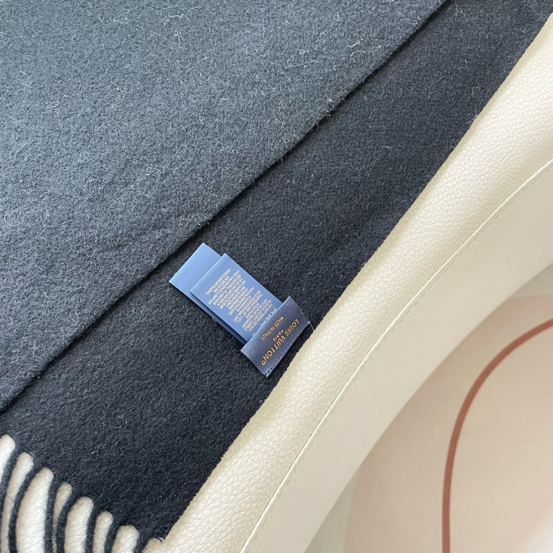 原单品质批！御用殿堂级极品驴！秋冬专柜在售 顶级羊绒长巾.配以精美简约图案组合成经典LV图案 美丽至极 