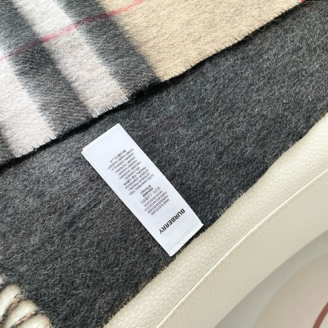 巴宝利 最新款围巾，男女士的福利 超温柔洋气的双面设计！！】感觉这个比以往的设计都更显年轻更显温柔更气质