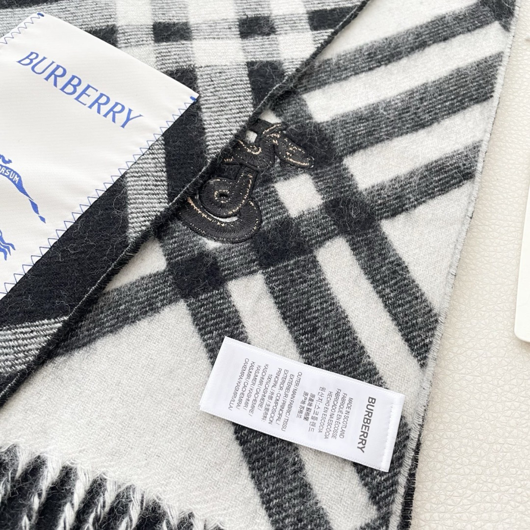 2025蛇年爆款到！ 🆕Burberry · 巴宝莉格子围巾❗️好看的要疯掉了，太有型太有魅力了❗️❗️