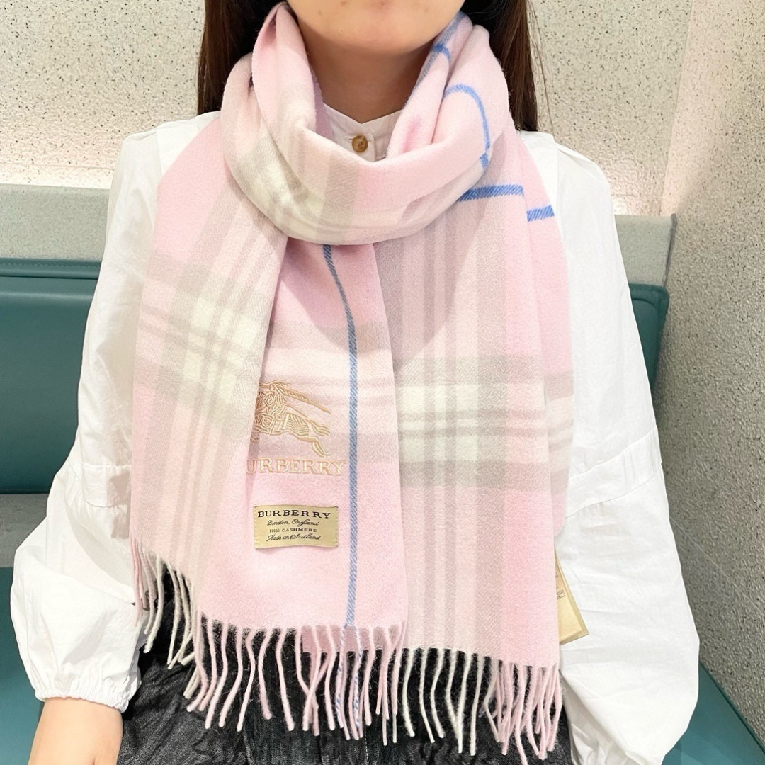 王牌口碑burberry深度水波纹经典羊绒格子围巾‼专柜最新品相，目前专柜都换上了新标👍经典中的经典.全