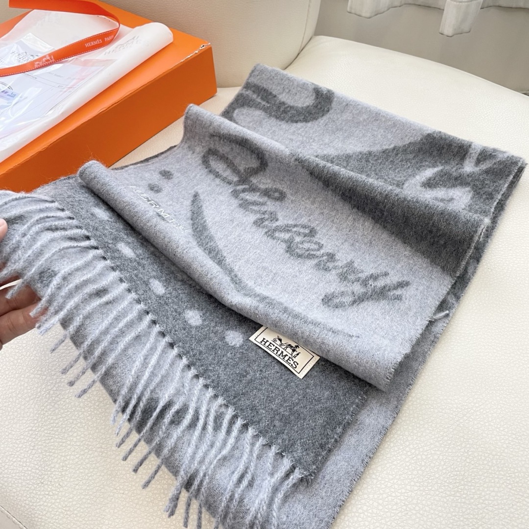 上新2025爱马仕顶级山羊绒男女款围巾且买且珍惜😍~都是出口订单所以比较难遇❤️东西讲究少而精😍好看的一