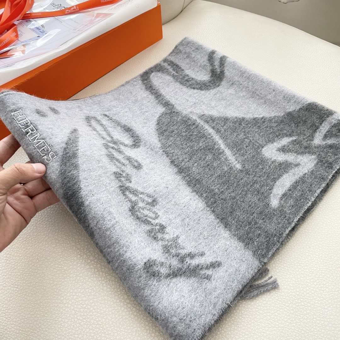 上新2025爱马仕顶级山羊绒男女款围巾且买且珍惜😍~都是出口订单所以比较难遇❤️东西讲究少而精😍好看的一