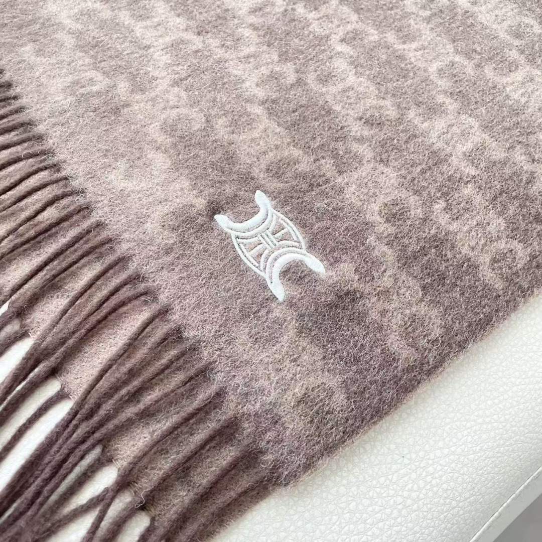 赛林 凯旋门散林老花羊绒围巾终于出货了……很多宝宝要的上身图来啦！羊绒的质地戴起来软乎乎超舒服！双面明暗