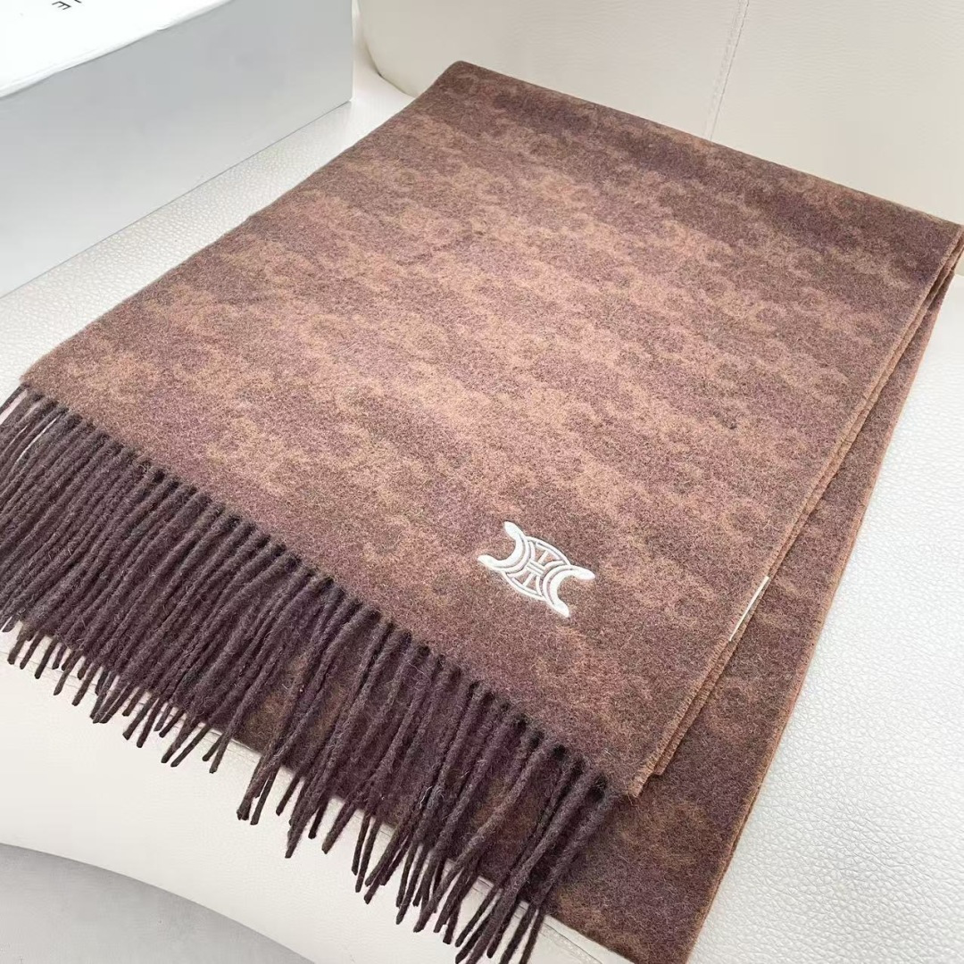 赛林 凯旋门散林老花羊绒围巾终于出货了……很多宝宝要的上身图来啦！羊绒的质地戴起来软乎乎超舒服！双面明暗