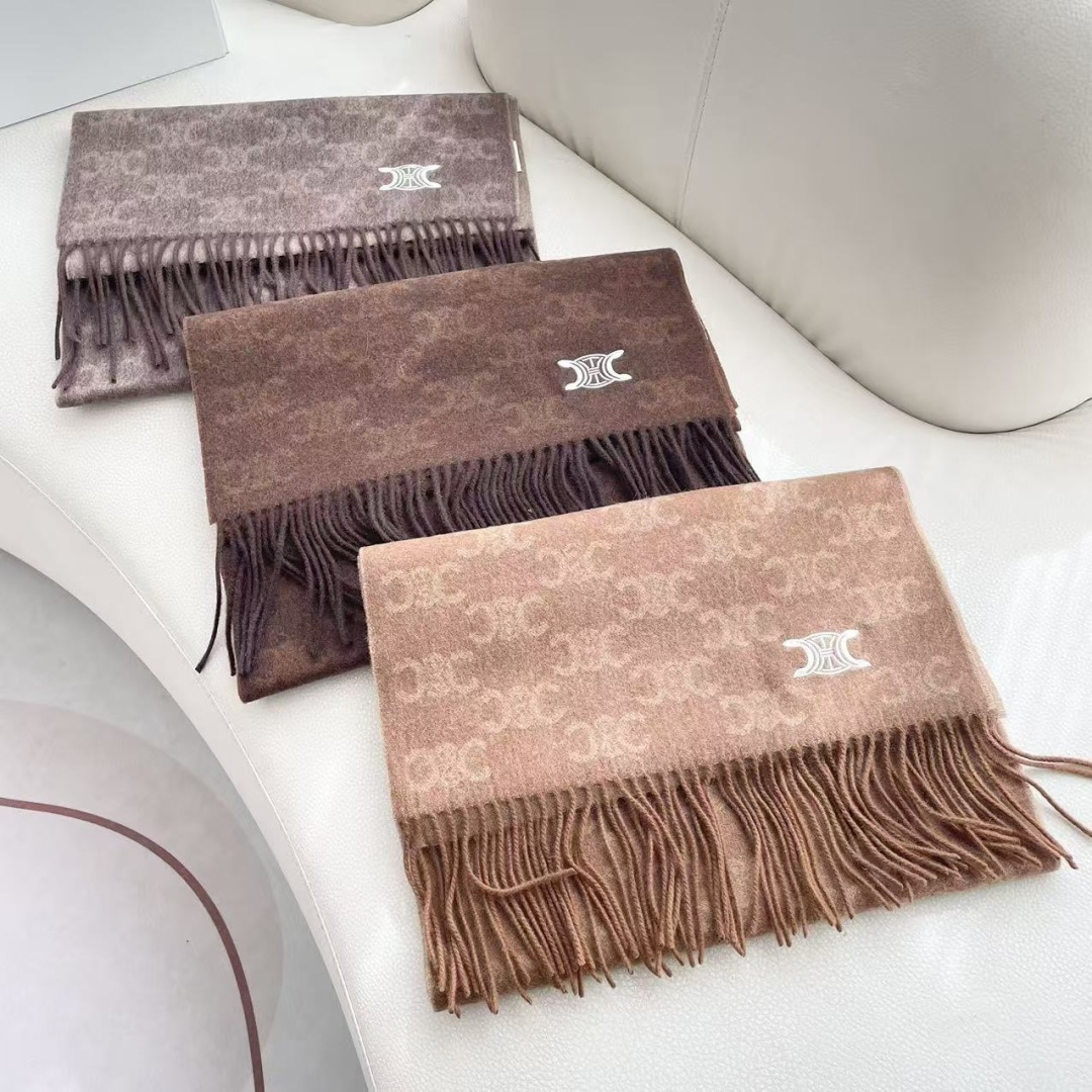 赛林 凯旋门散林老花羊绒围巾终于出货了……很多宝宝要的上身图来啦！羊绒的质地戴起来软乎乎超舒服！双面明暗