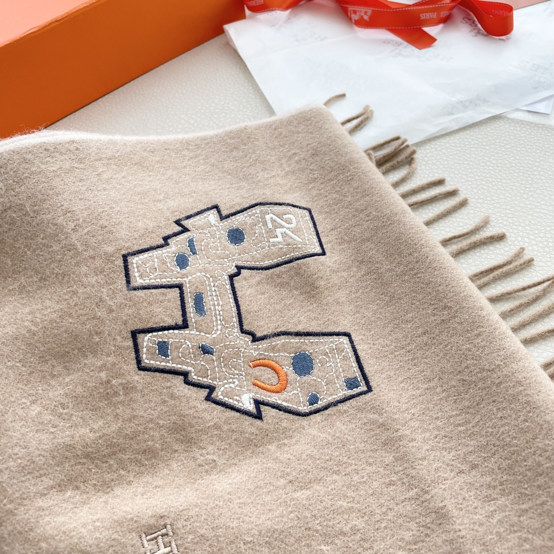 上新2025爱马仕男女款围巾且买且珍惜😍~都是出口订单所以比较难遇❤️东西讲究少而精😍好看的一定要收😎这