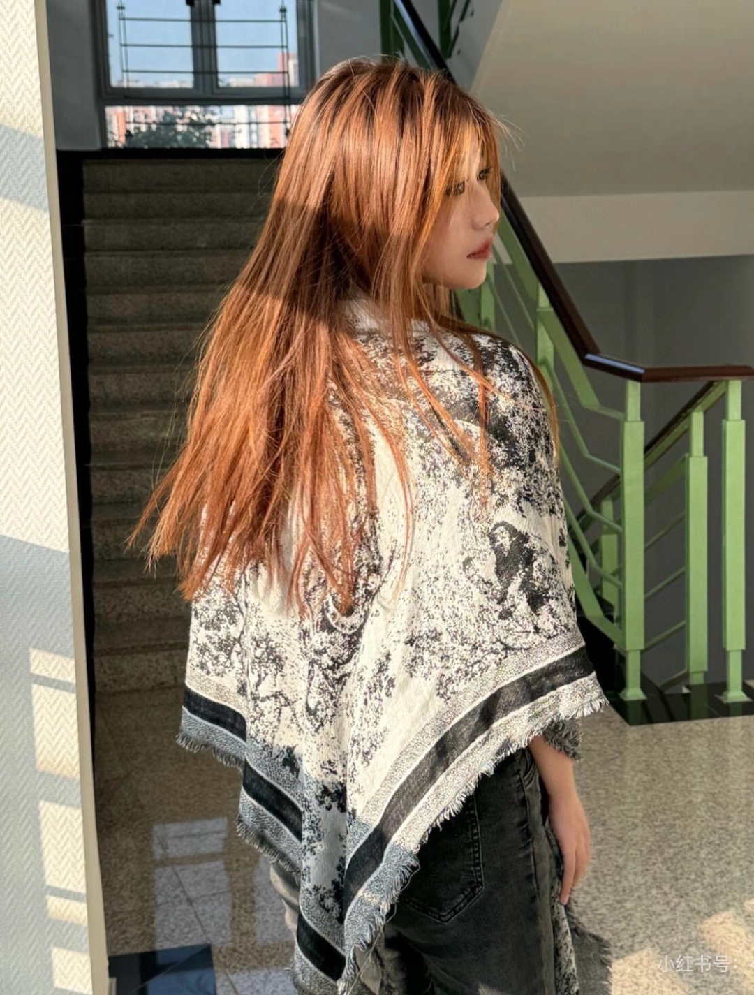 方巾】Dior披肩❤️经典字母👍搭配丝毛混纺的华美质感，与成衣和配饰系列单品搭配相宜。尺寸：140 x 