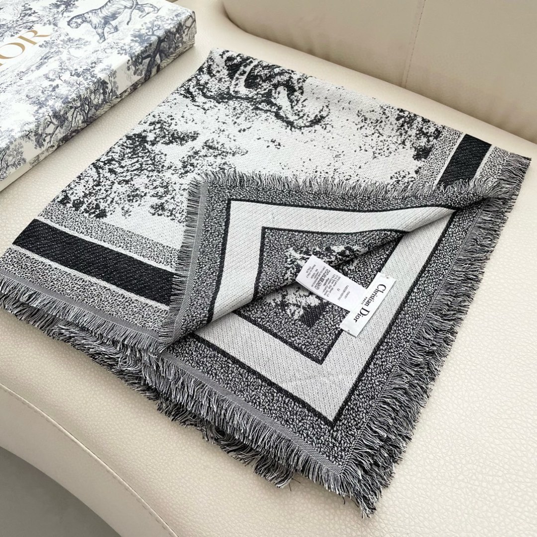 方巾】Dior披肩❤️经典字母👍搭配丝毛混纺的华美质感，与成衣和配饰系列单品搭配相宜。尺寸：140 x 