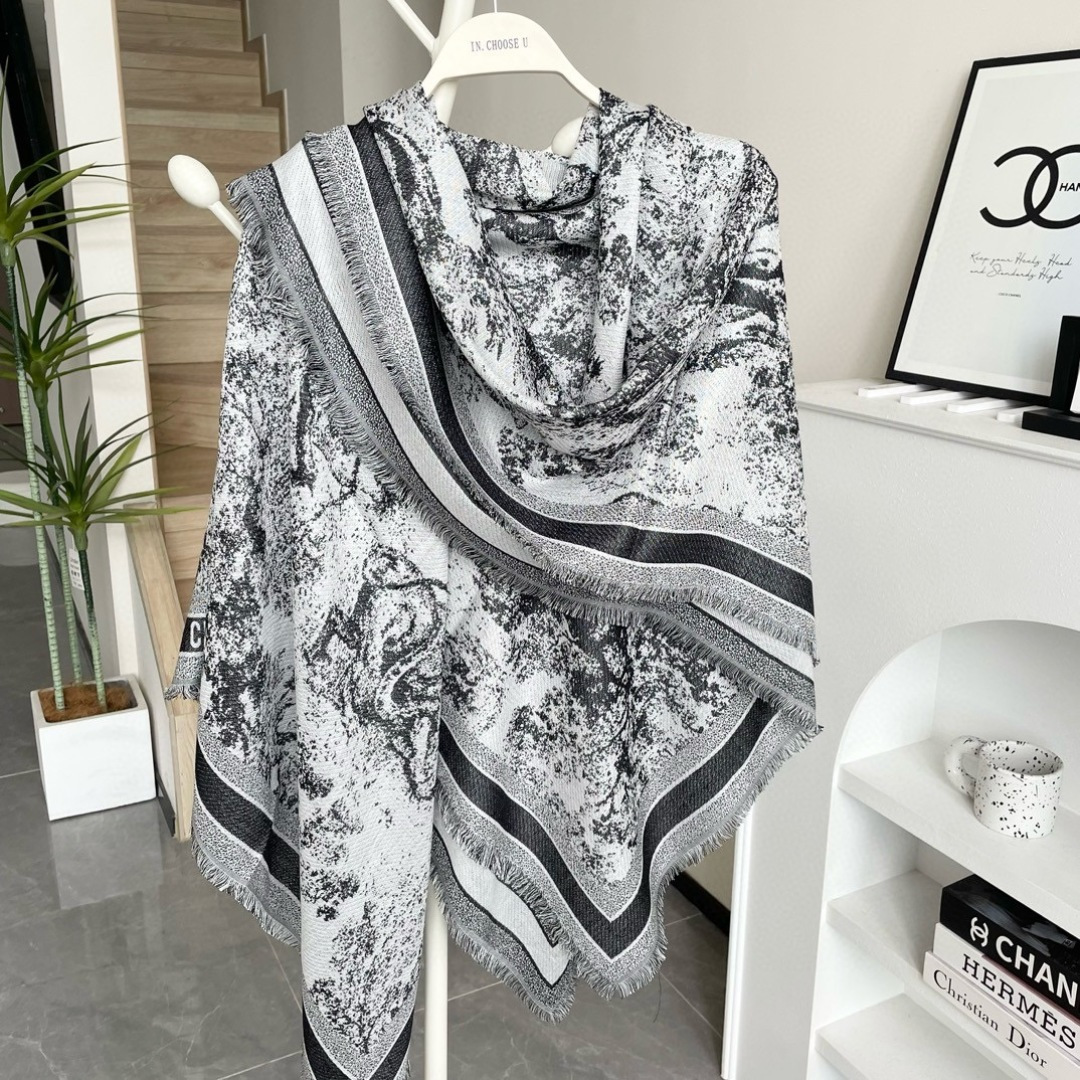 方巾】Dior披肩❤️经典字母👍搭配丝毛混纺的华美质感，与成衣和配饰系列单品搭配相宜。尺寸：140 x 