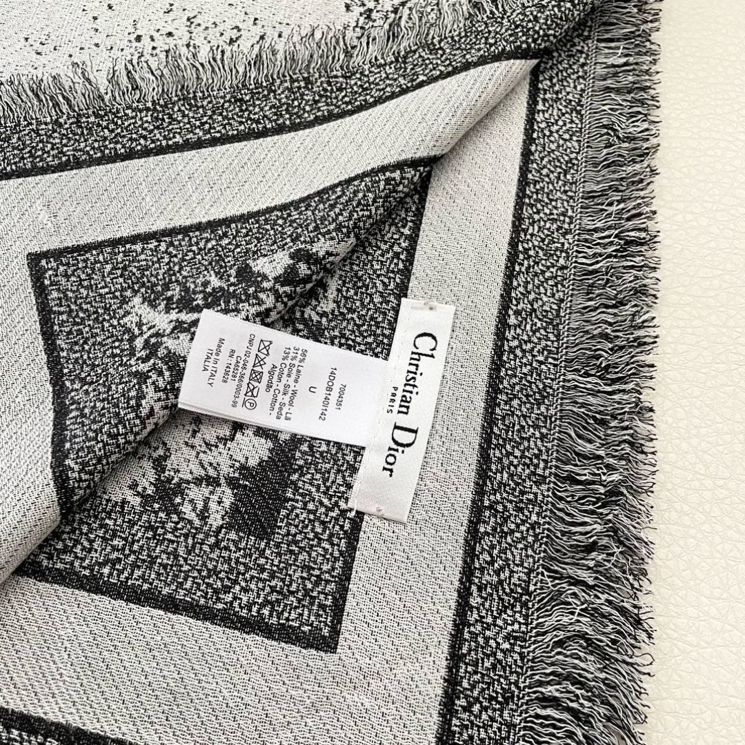 方巾】Dior披肩❤️经典字母👍搭配丝毛混纺的华美质感，与成衣和配饰系列单品搭配相宜。尺寸：140 x 