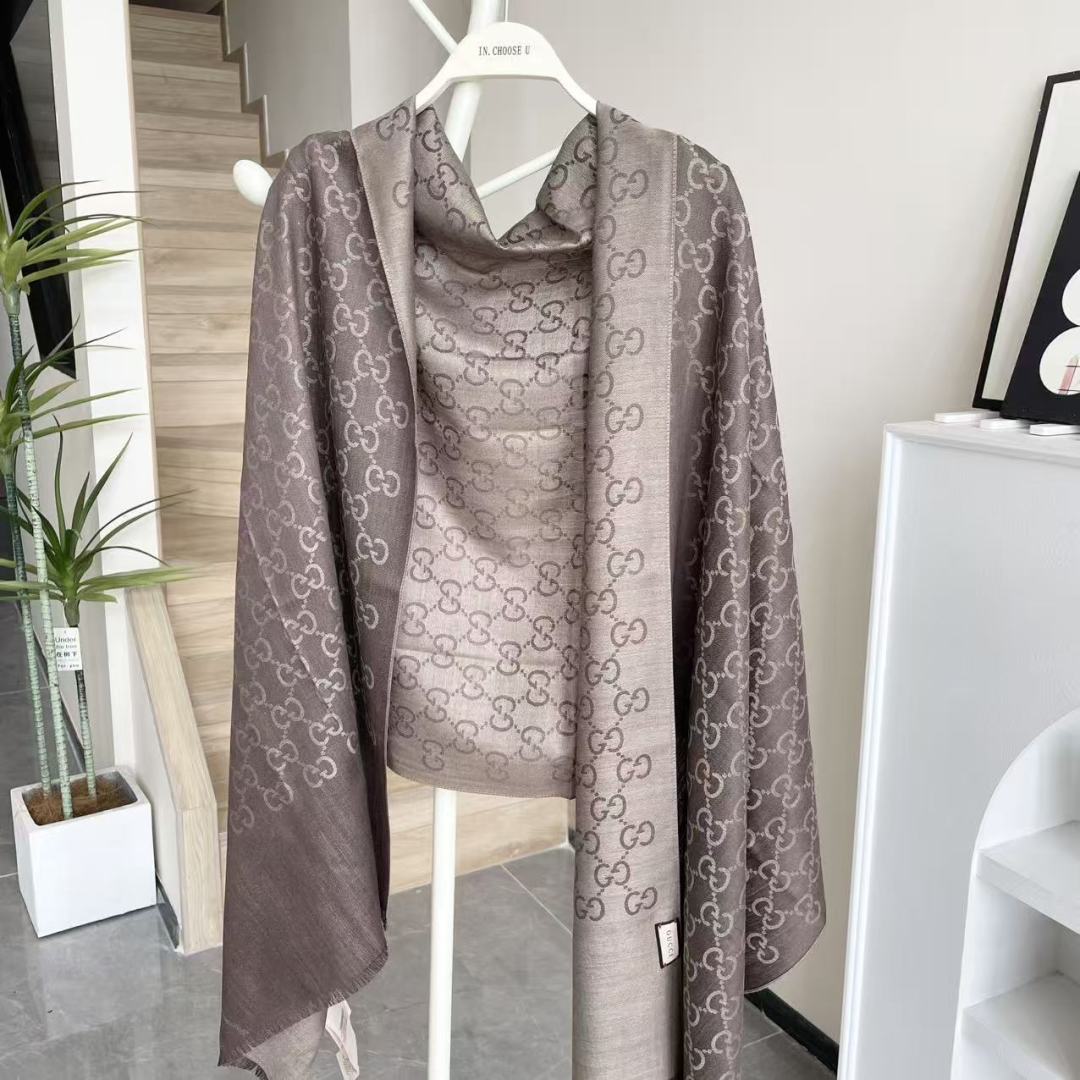Gucci · 古奇经典羊绒披肩围巾❗来个硬货.麻溜的安排上.纯正出口❗原订单已经交货一批，其中一批刚过