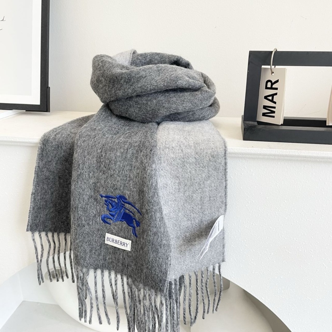 王牌口碑burberry深度水波纹经典羊绒格子围巾‼专柜最新品相，目前专柜都换上了新标👍经典中的经典.全