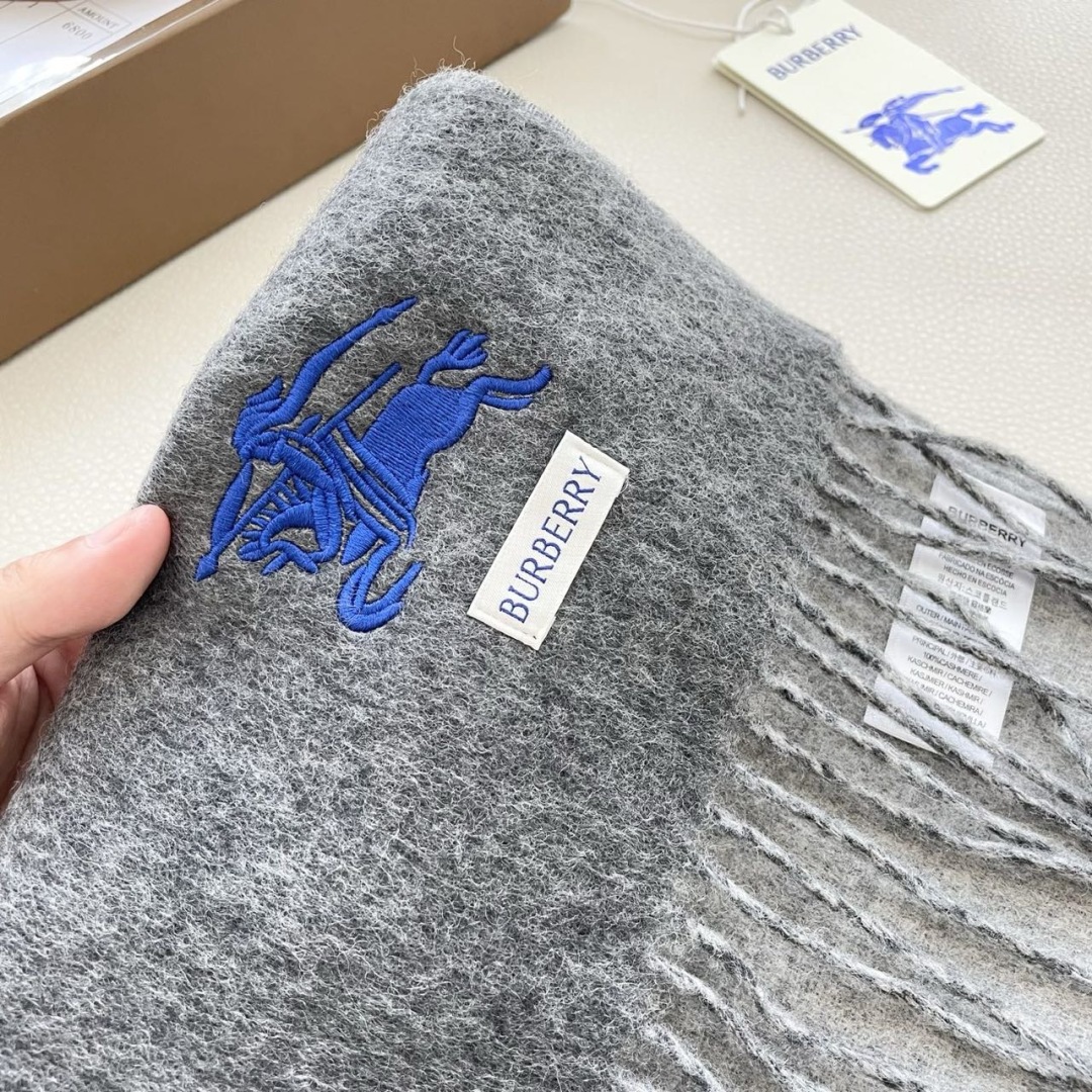 王牌口碑burberry深度水波纹经典羊绒格子围巾‼专柜最新品相，目前专柜都换上了新标👍经典中的经典.全