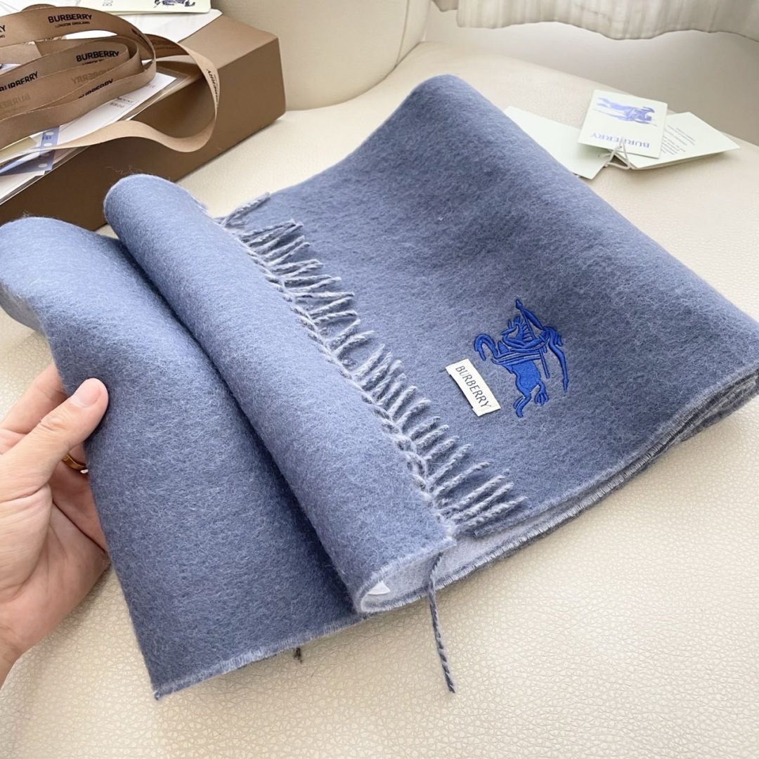 王牌口碑burberry深度水波纹经典羊绒格子围巾‼专柜最新品相，目前专柜都换上了新标👍经典中的经典.全