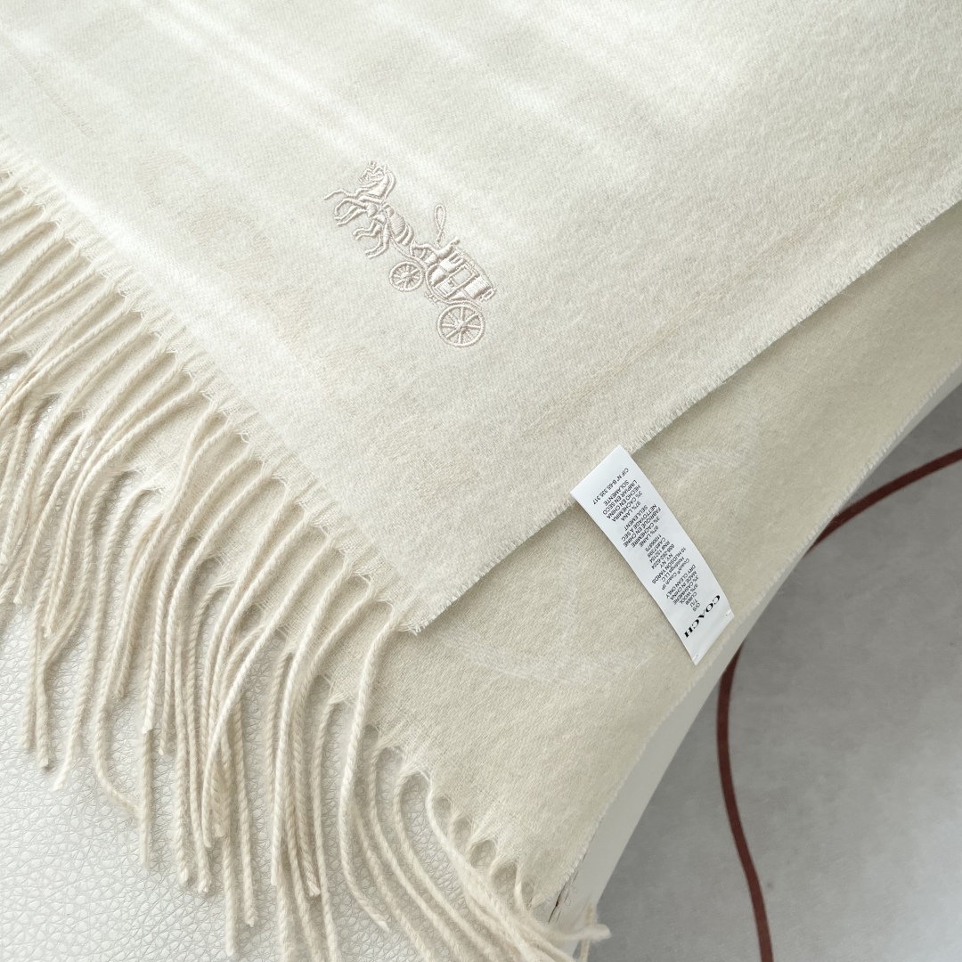 高版本✨【经典款】COACH经典 蔻驰披肩也太好看了吧！不仅有颜值还有品质，羊绒，手感超级软糯和舒服，尺