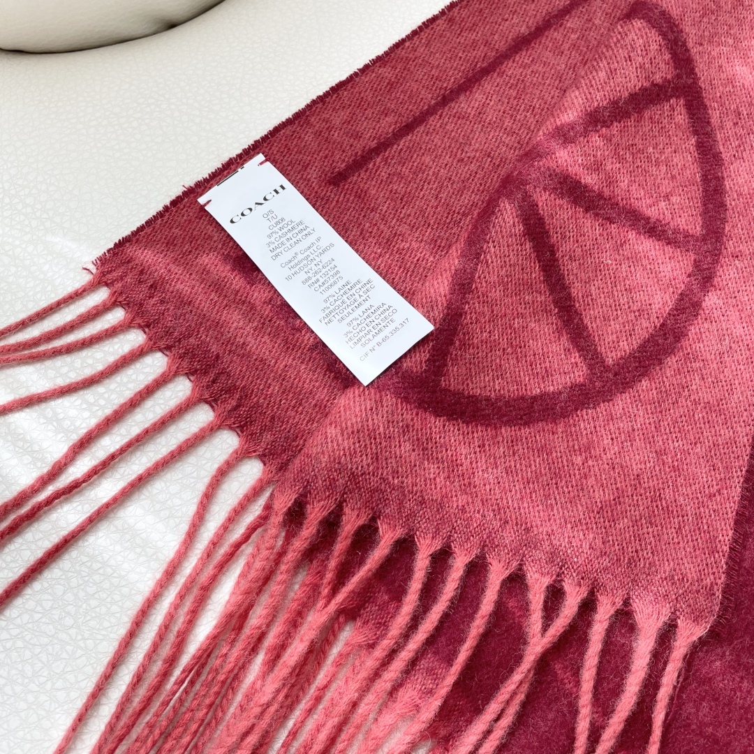 高版本✨【经典款】COACH经典 蔻驰披肩也太好看了吧！不仅有颜值还有品质，羊绒，手感超级软糯和舒服，尺