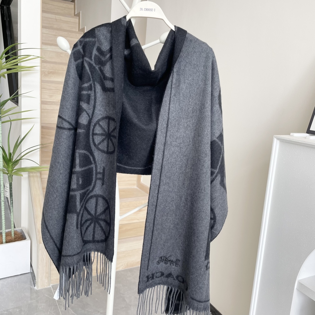 高版本✨【经典款】COACH经典 蔻驰披肩也太好看了吧！不仅有颜值还有品质，羊绒，手感超级软糯和舒服，尺