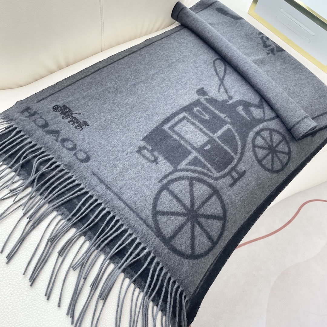 高版本✨【经典款】COACH经典 蔻驰披肩也太好看了吧！不仅有颜值还有品质，羊绒，手感超级软糯和舒服，尺