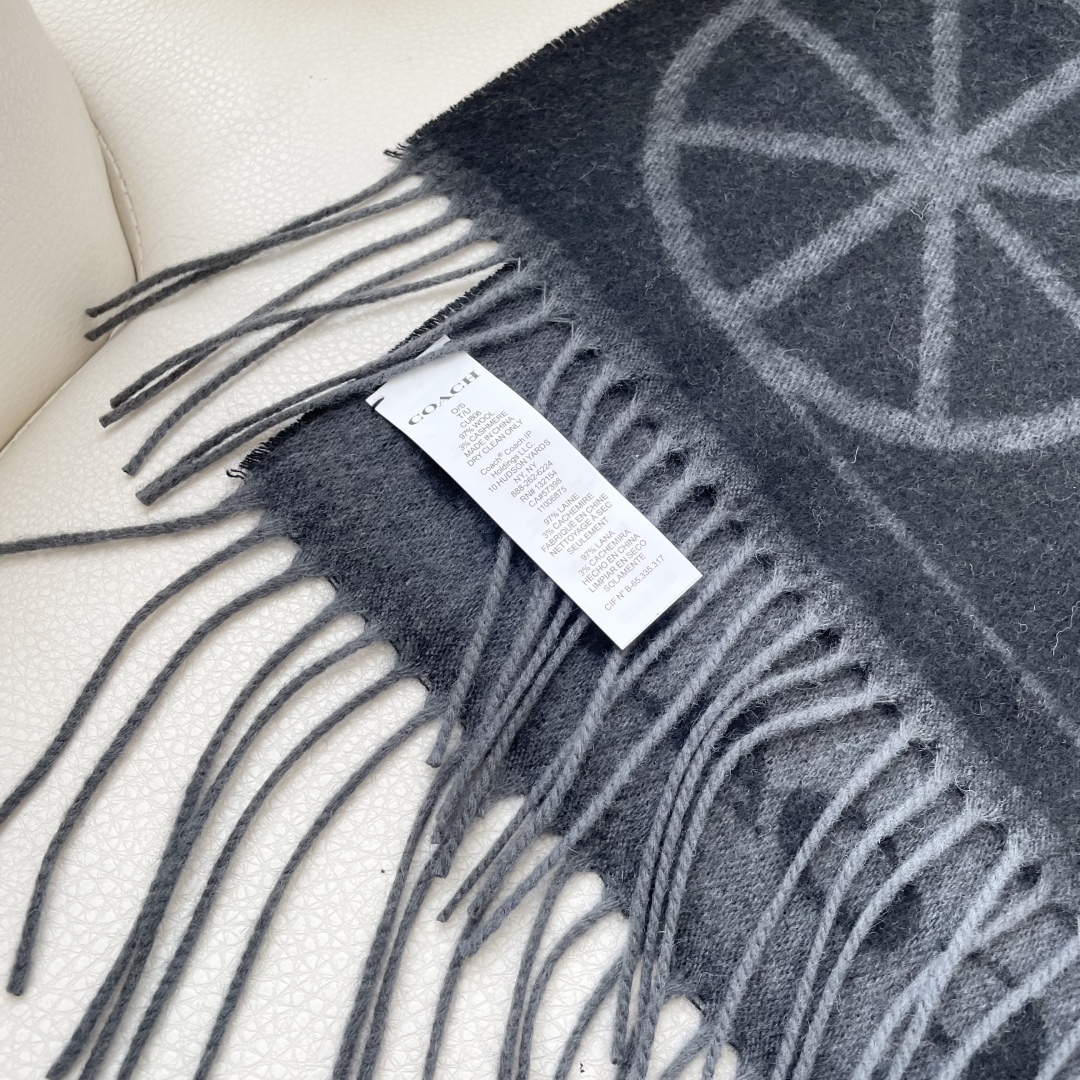 高版本✨【经典款】COACH经典 蔻驰披肩也太好看了吧！不仅有颜值还有品质，羊绒，手感超级软糯和舒服，尺