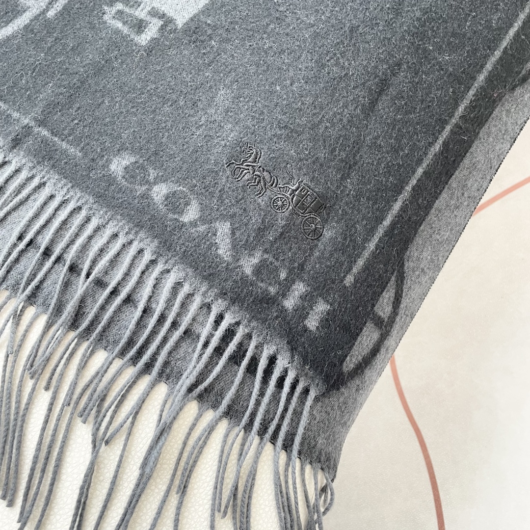 高版本✨【经典款】COACH经典 蔻驰披肩也太好看了吧！不仅有颜值还有品质，羊绒，手感超级软糯和舒服，尺