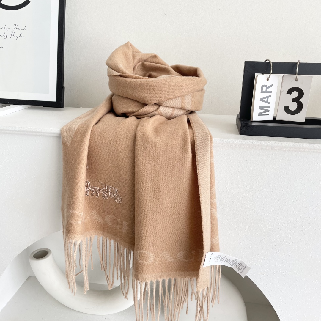 高版本✨【经典款】COACH经典 蔻驰披肩也太好看了吧！不仅有颜值还有品质，羊绒，手感超级软糯和舒服，尺