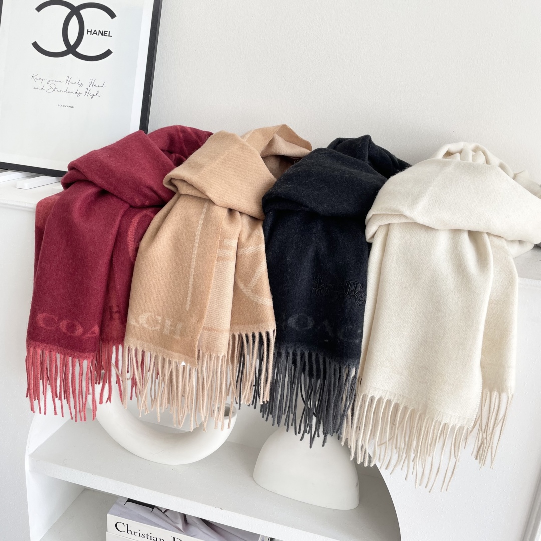 高版本✨【经典款】COACH经典 蔻驰披肩也太好看了吧！不仅有颜值还有品质，羊绒，手感超级软糯和舒服，尺