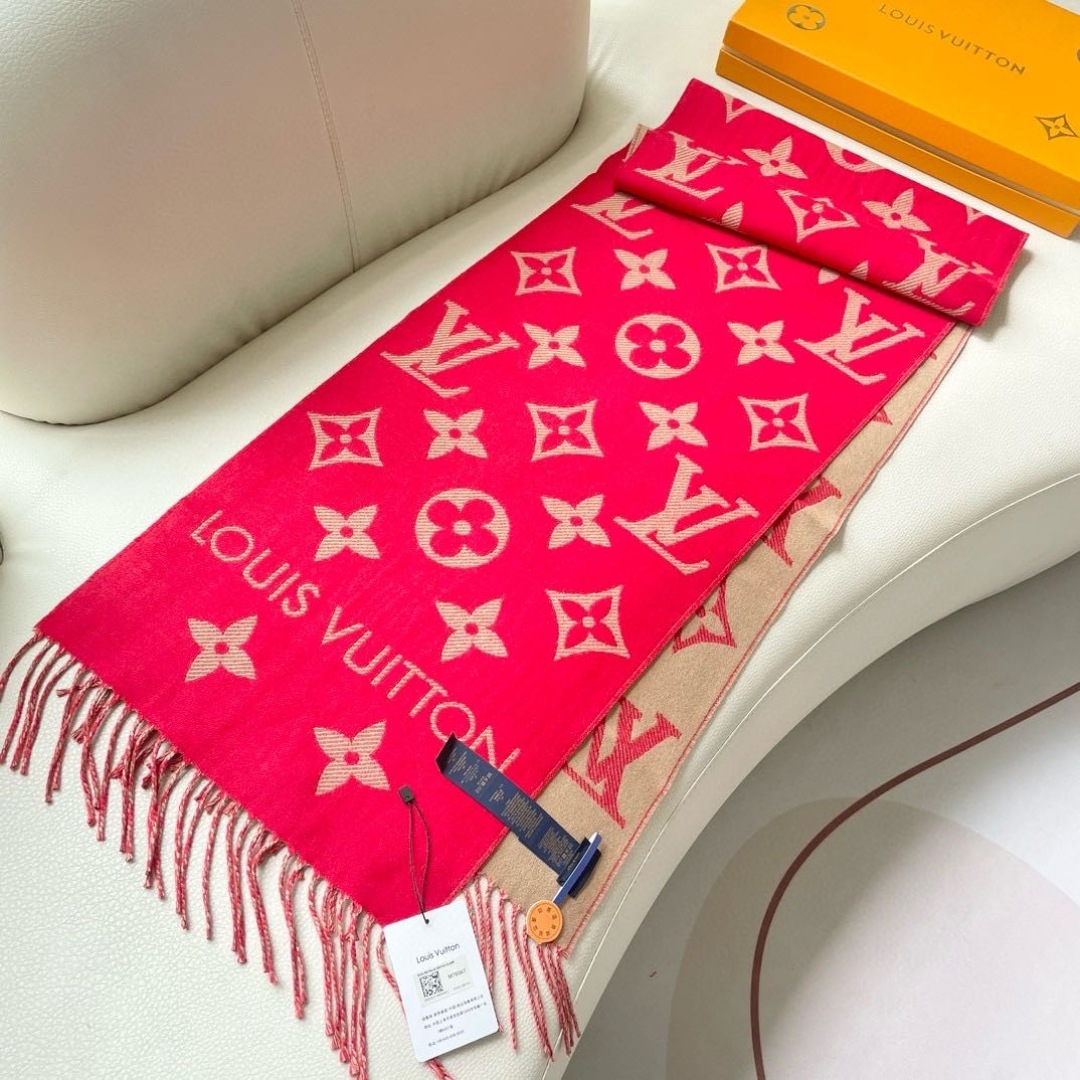 终于出货啦，今年热度最高的嫩粉拼白围巾本款LVEssential围巾聚焦大元素，以Monogram图案和