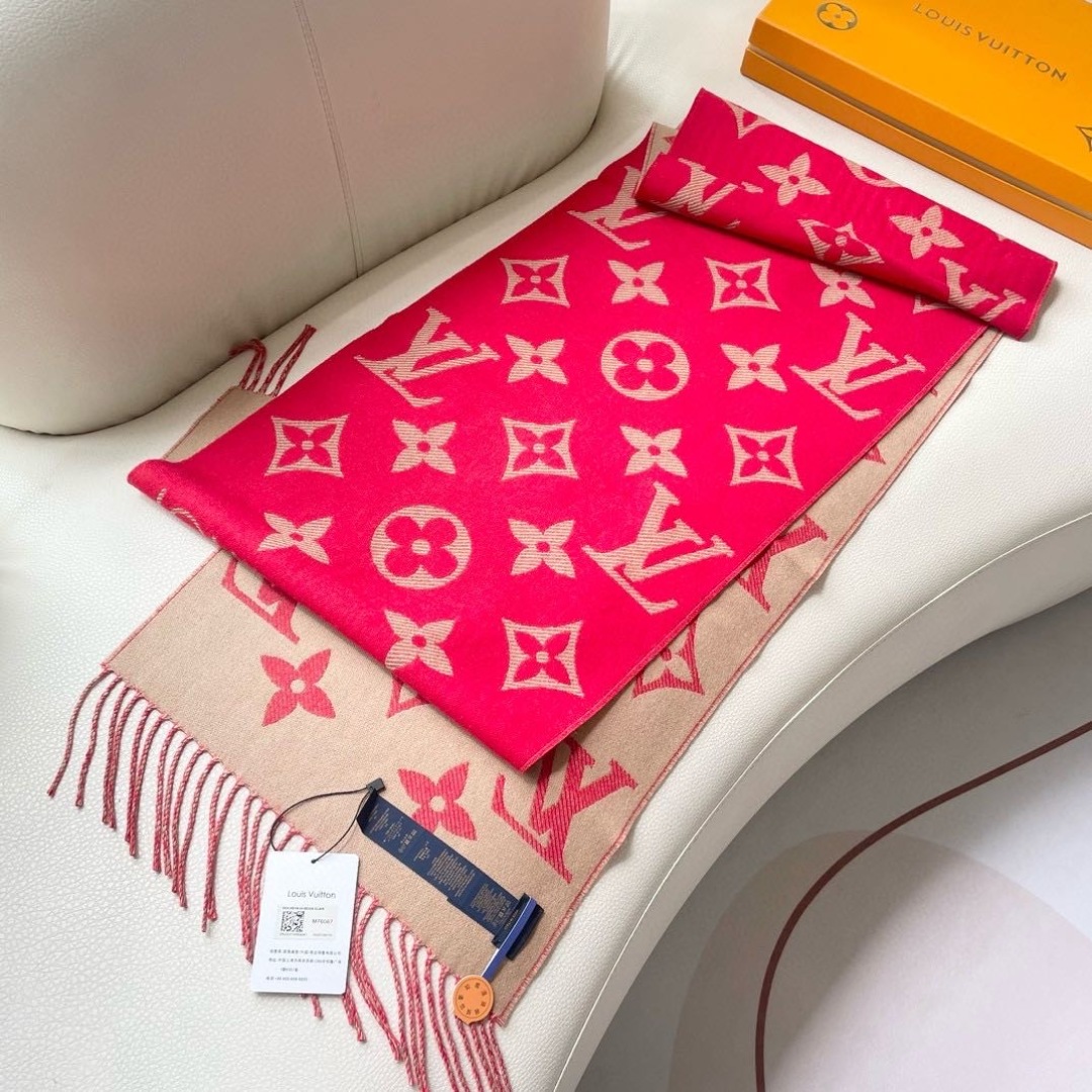 终于出货啦，今年热度最高的嫩粉拼白围巾本款LVEssential围巾聚焦大元素，以Monogram图案和