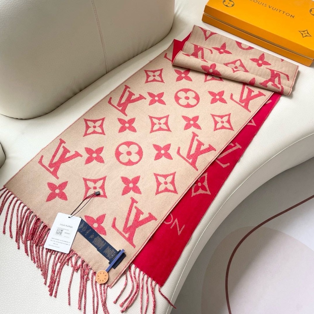 终于出货啦，今年热度最高的嫩粉拼白围巾本款LVEssential围巾聚焦大元素，以Monogram图案和
