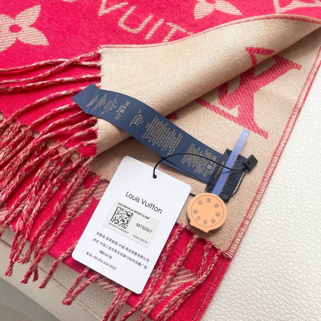 终于出货啦，今年热度最高的嫩粉拼白围巾本款LVEssential围巾聚焦大元素，以Monogram图案和